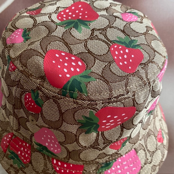 🍓Coach Signature Wild Strawberry Bucket Hat NTW - Picture 7 of 11
